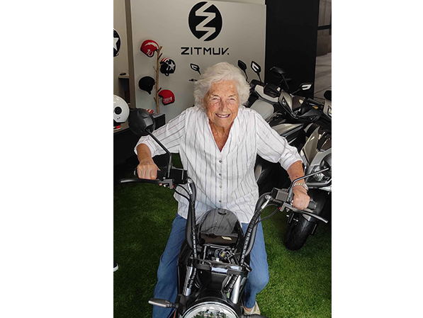 Interior de la tienda de Manel Scooter en Menorca
