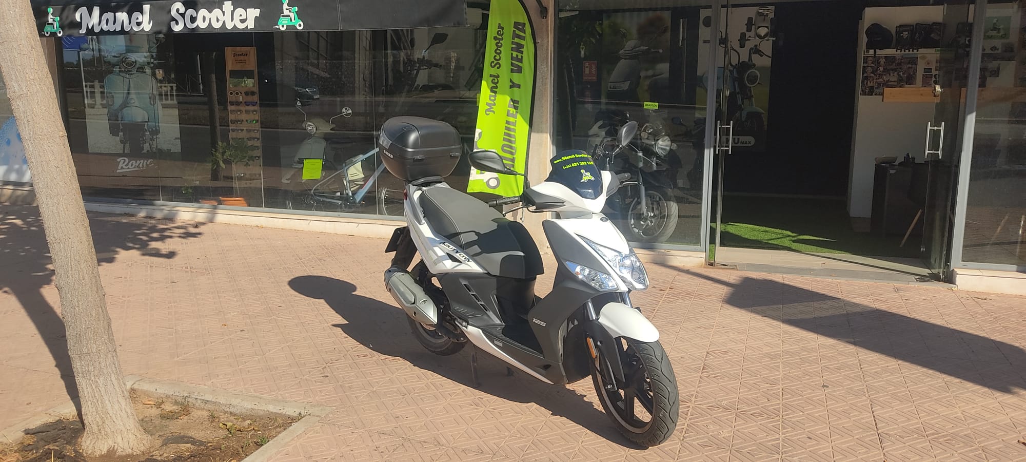 Scooter de Manel Scooter frente a la tienda en Es Castell